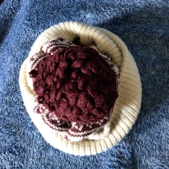 Etienne Aigner winter hat with Pom Pom - Picture 5 of 7